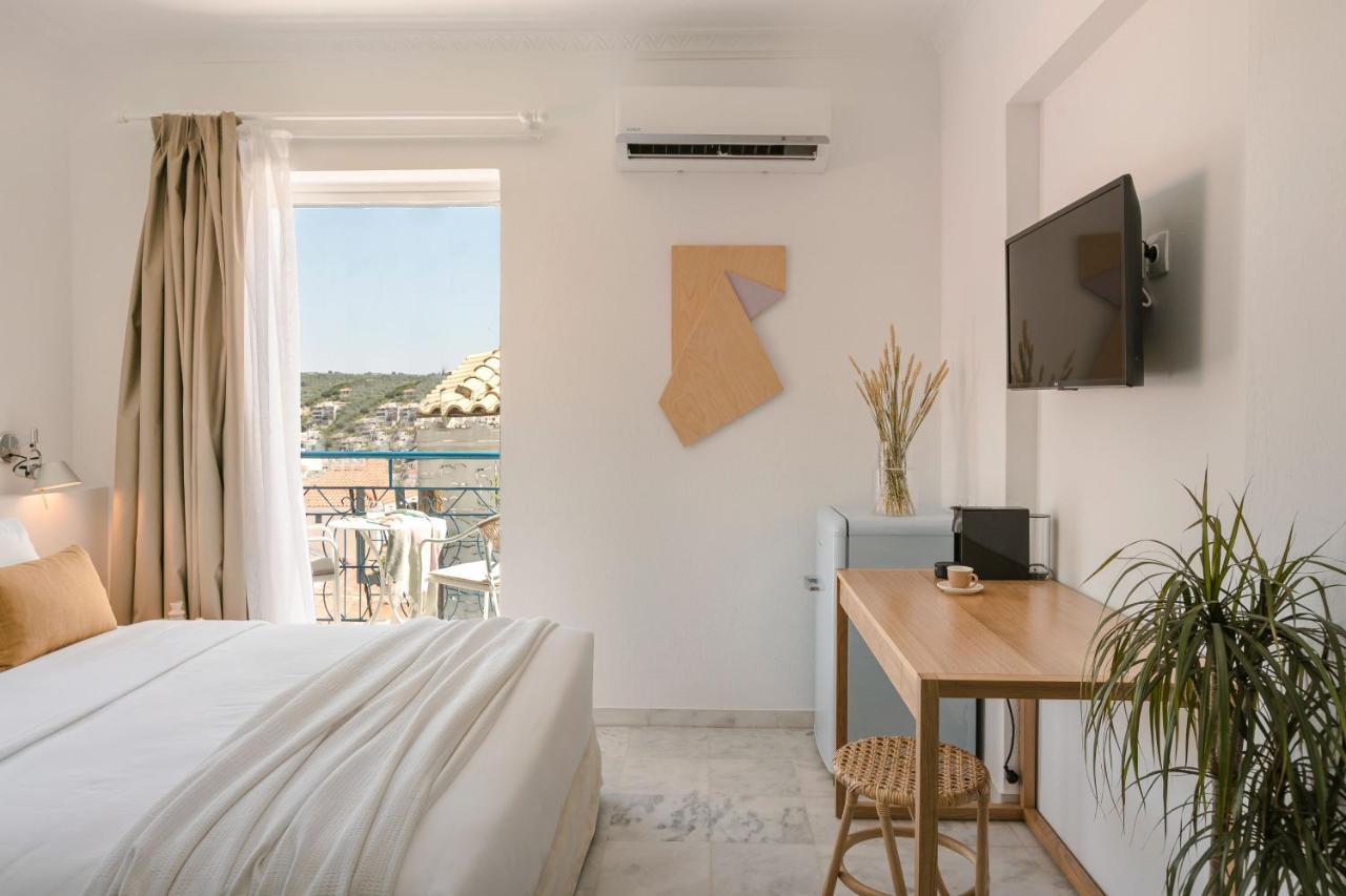 The Blue Hotel Skiathos Town Bagian luar foto